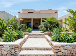 Hotel Stunning villa with gardens